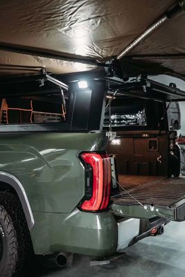 Toyota Tundra Pickup preto cobertura de cama com montagem do tronco e construção de alumínio