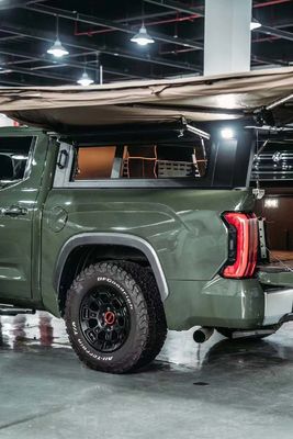 Toyota Tundra Pickup preto cobertura de cama com montagem do tronco e construção de alumínio