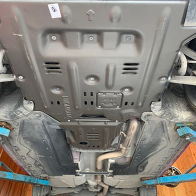 Proteção do motor Alfa Romeo Giulia com placa de deslizamento de liga de alumínio e magnésio em preto