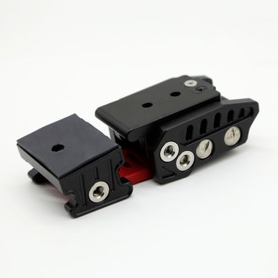 Melhore o desempenho off-road do seu Jeep Wrangler JK 07 com o Black Red Hood Latch Kit