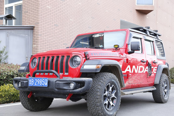 Melhore o desempenho off-road do seu Jeep Wrangler JK 07 com o Black Red Hood Latch Kit