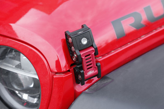 Melhore o desempenho off-road do seu Jeep Wrangler JK 07 com o Black Red Hood Latch Kit